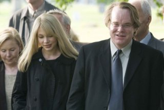 Michelle Williams e Philip Seymour Hoffman in una scena di Synecdcoche, New York