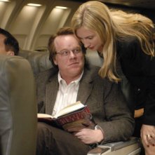 Philip Seymour Hoffman e Hope Davis in un'immagine del film Synecdcoche, New York