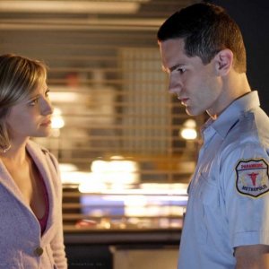 Sam Witwer con la collega Allison Mack nella serie tv Smallville, episodio: Prey