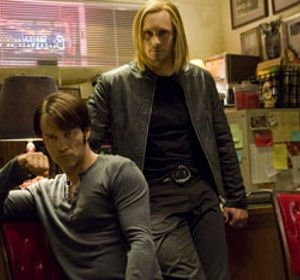 Stephen Moyer e Alexander Skarsgård in un'immagine dell'episodio Burning House of Love della serie True Blood