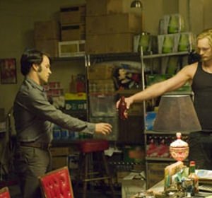 Stephen Moyer e Alexander Skarsgård in una scena dell'episodio Burning House of Love della serie True Blood
