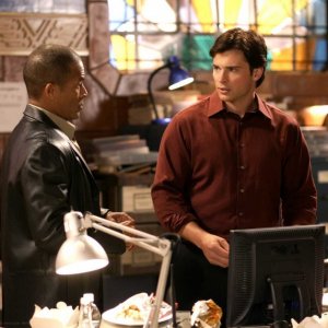 Tom Welling durante una scena dell'episodio 'Prey' della serie tv Smallville