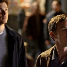 Tom Welling insieme a Aaron Ashmore nell'episodio 'Identity' della serie tv Smallville