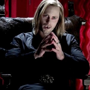 Alexander Skarsgård in una scena dell'episodio Burning House of Love della serie tv True Blood