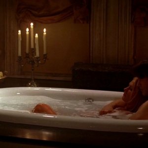 Anna Paquin e Stephen Moyer in una scena dell'episodio Burning House of Love della serie True Blood