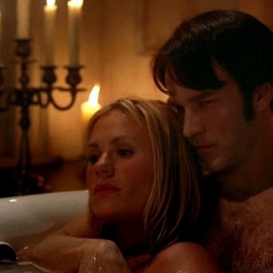 Anna Paquin e Stephen Moyer in una scena dell'episodio Burning House of Love di True Blood