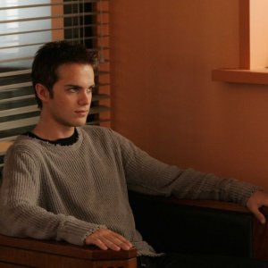 Thomas Dekker in una scena dell'episodio The Tower is Tall but the Fall is Short di Terminator: The Sarah Connor Chronicles