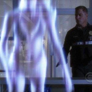 George Eads in un momento dell'episodio 'The Happy Place' della nona stagione di CSI