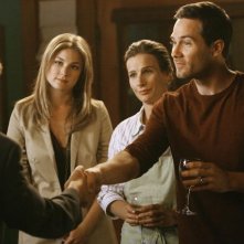 Emily VanCamp, Luke McFarlane e Rachel Griffiths in un momento dell'episodio 'Going Once....Going Twice' della serie tv Brothers & Sisters