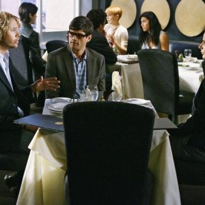 Eric Christian Olsen e Rachel Griffiths insieme a  Will McCormack nell'episodio 'Bakersfield' della terza stagione di Brothers And Sisters