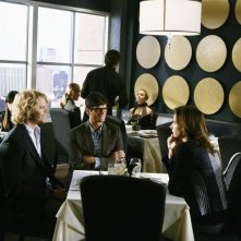 Eric Christian Olsen, Will McCormack e, di spalle, Rachel Griffiths nell'episodio 'Bakersfield' della terza stagione di Brothers And Sisters