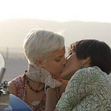 La scena del bacio tra Caterina Murino e Mena Suvari in una scena di The Garden of Eden