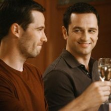 Luke McFarlane e Matthew Rhys in un momento dell'episodio 'Going Once....Going Twice' della serie tv Brothers & Sisters