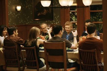 Una cena in famiglia nell'episodio 'Going Once...Going Twice' della serie tv Brothers & Sisters