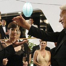 Donald Sutherland, Zoe McLellan e Peter Krause nella premiere della seconda stagione di Dirty Sexy Money, episodio: The Birthday Present