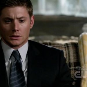 Jensen Ackles fa la conoscenza di Marie, un bel serpentone, nell'episodio 'Yellow Fever' della quarta stagione di Supernatural