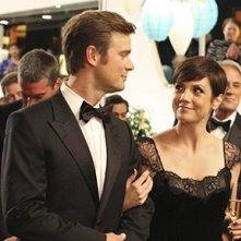 Zoe McLellan e Peter Krause nella premiere della seconda stagione di Dirty Sexy Money, episodio: The Birthday Present