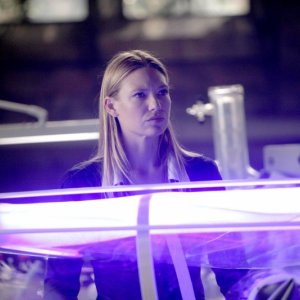 Anna Torv in una scena dell'episodio In Which We Meet Mr. Jones di Fringe