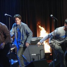 Doug Savant, James Denton e Kyle MacLachlan in una scena dell'episodio City on Fire della serie Desperate Housewives.