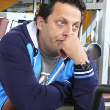 Enrico Brignano in una scena del film tv Finalmente a casa