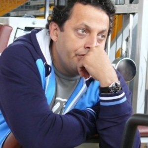 Enrico Brignano in una scena del film tv Finalmente a casa