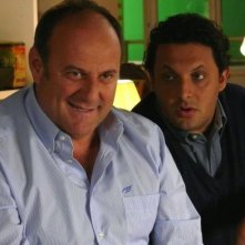 Gerry Scotti con Enrico Brignano in una scena del film tv Finalmente a casa