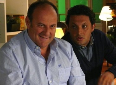 Gerry Scotti con Enrico Brignano in una scena del film tv Finalmente a casa