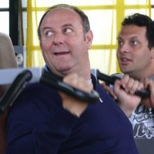 Gerry Scotti ed Enrico Brignano in una scena del film tv Finalmente a casa