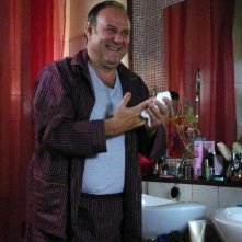 Gerry Scotti in una scena del film tv Finalmente a casa