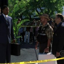 Grissom, ritratto da William Petersen esamina la scena di un crimine nell'episodio 'Art Imitates Life' della nona stagione di CSI