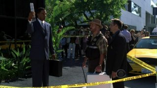 Grissom, ritratto da William Petersen esamina la scena di un crimine nell'episodio 'Art Imitates Life' della nona stagione di CSI