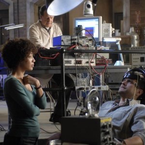Jasika Nicole, Joshua Jackson e John Noble in un momento dell'episodio In Which We Meet Mr. Jones di Fringe