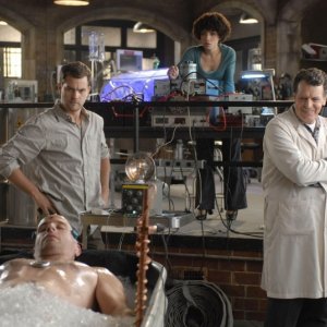 Jasika Nicole, Joshua Jackson e John Noble in una scena dell'episodio In Which We Meet Mr. Jones di Fringe
