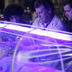 Jasika Nicole, Joshua Jackson e John Noble nell'episodio In Which We Meet Mr. Jones di Fringe