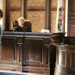 Jason Winston George e Victor Garber in una scena dell'episodio Unwritten di Eli Stone