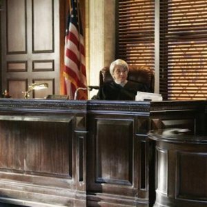 Jason Winston George e Victor Garber nel corso del processo nell'episodio Unwritten di Eli Stone