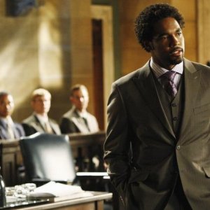 Jason Winston George in una scena dell'episodio Unwritten di Eli Stone