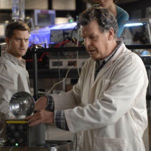 Joshua Jackson e John Noble in un momento dell'episodio In Which We Meet Mr. Jones di Fringe