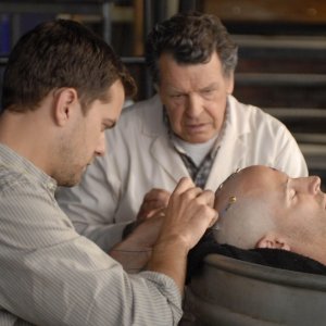 Joshua Jackson e John Noble in una scena dell'episodio In Which We Meet Mr. Jones di Fringe