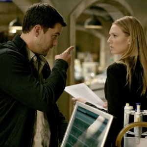 Joshua Jackson ed Anna Torv in una scena dell'episodio In Which We Meet Mr. Jones di Fringe