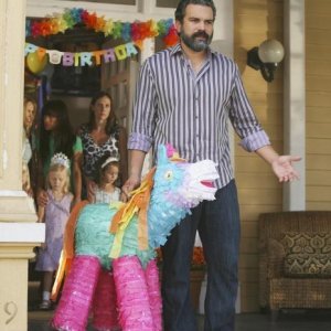 Ricardo Chavira con una coloratissima piñata in una sequenza dell'episodio What More Do I Need? del serial Desperate Housewives