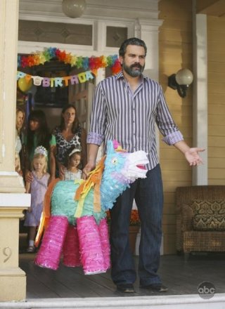Ricardo Chavira con una coloratissima piñata in una sequenza dell'episodio What More Do I Need? del serial Desperate Housewives