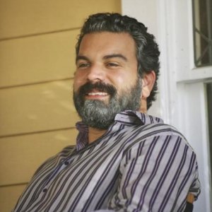 Ricardo Chavira in una sequenza dell'episodio What More Do I Need? del serial Desperate Housewives