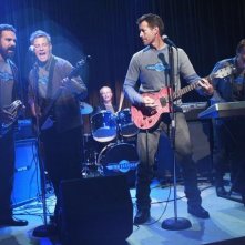 Ricardo Chavira, Neal McDonough (sullo sfondo), Doug Savant, James Denton e Kyle MacLachlan in una scena dell'episodio City on Fire della serie Desperate Housewives.