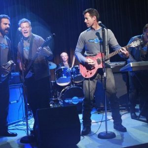 Ricardo Chavira, Neal McDonough (sullo sfondo), Doug Savant, James Denton e Kyle MacLachlan in una scena dell'episodio City on Fire della serie Desperate Housewives.