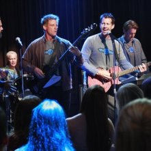 Ricardo Chavira, Neal McDonough (sullo sfondo), Doug Savant, James Denton e Kyle MacLachlan in una sequenza dell'episodio City on Fire della serie Desperate Housewives.