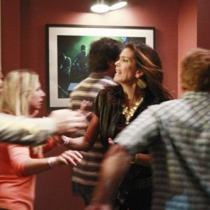 Teri Hatcher in una scena drammatica dell'episodio City on Fire della serie Desperate Housewives.