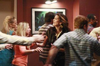 Teri Hatcher in una scena drammatica dell'episodio City on Fire della serie Desperate Housewives.