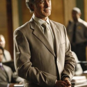 Tom Amandes in una scena dell'episodio Unwritten di Eli Stone