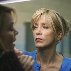 Un intenso primo piano di Felicity Huffman in una scena dell'episodio What More Do I Need? della serie Desperate Housewives